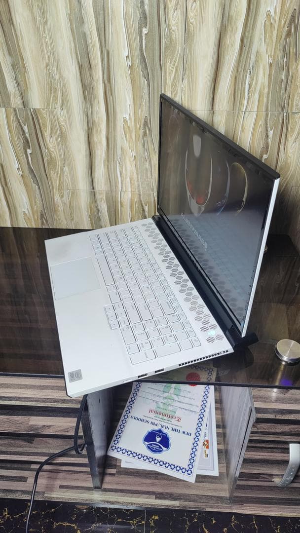 ALIENWARE M17 R4 Gaming Laptop thumbnail 4